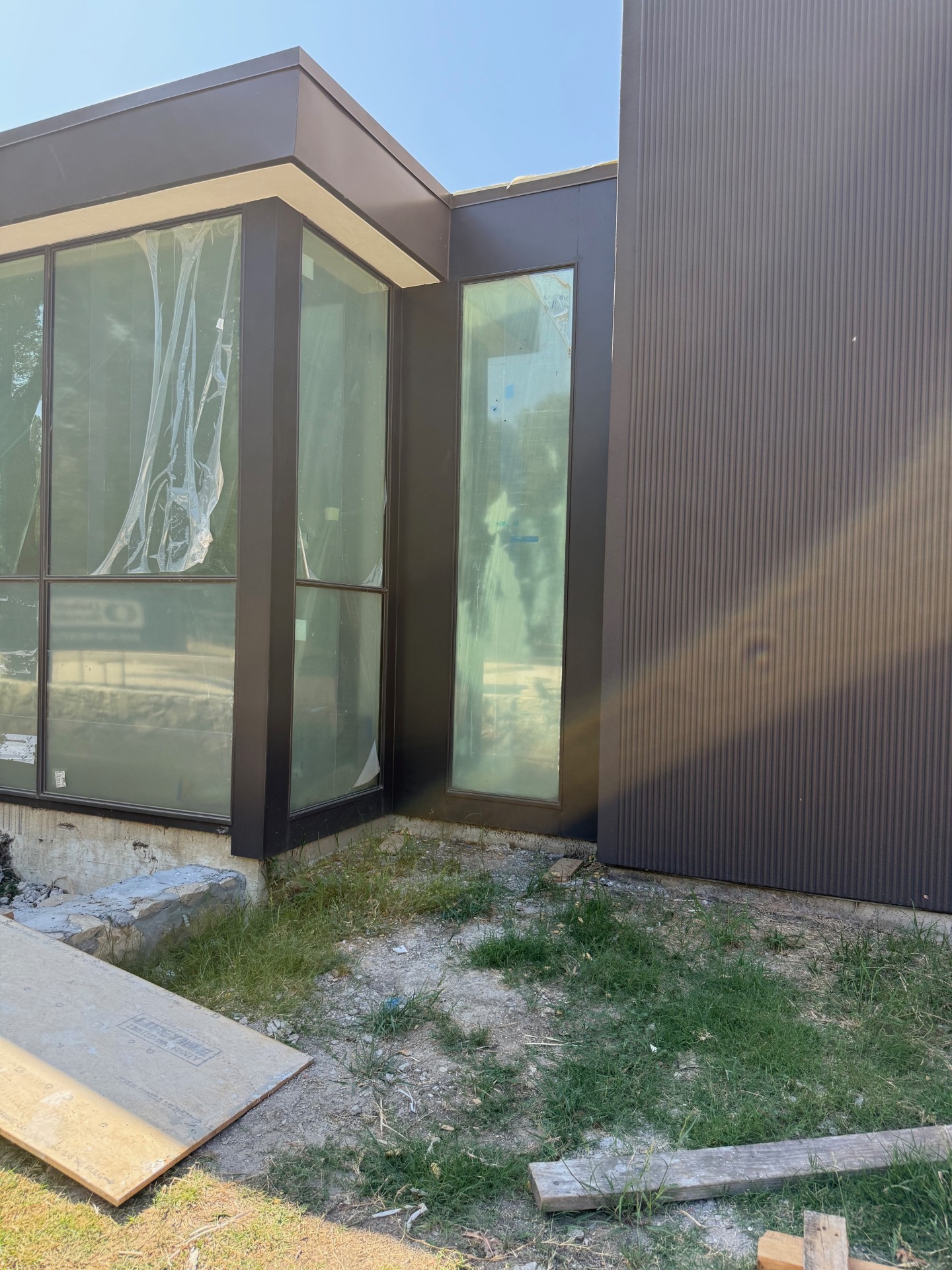 Glass corner with dark cladding