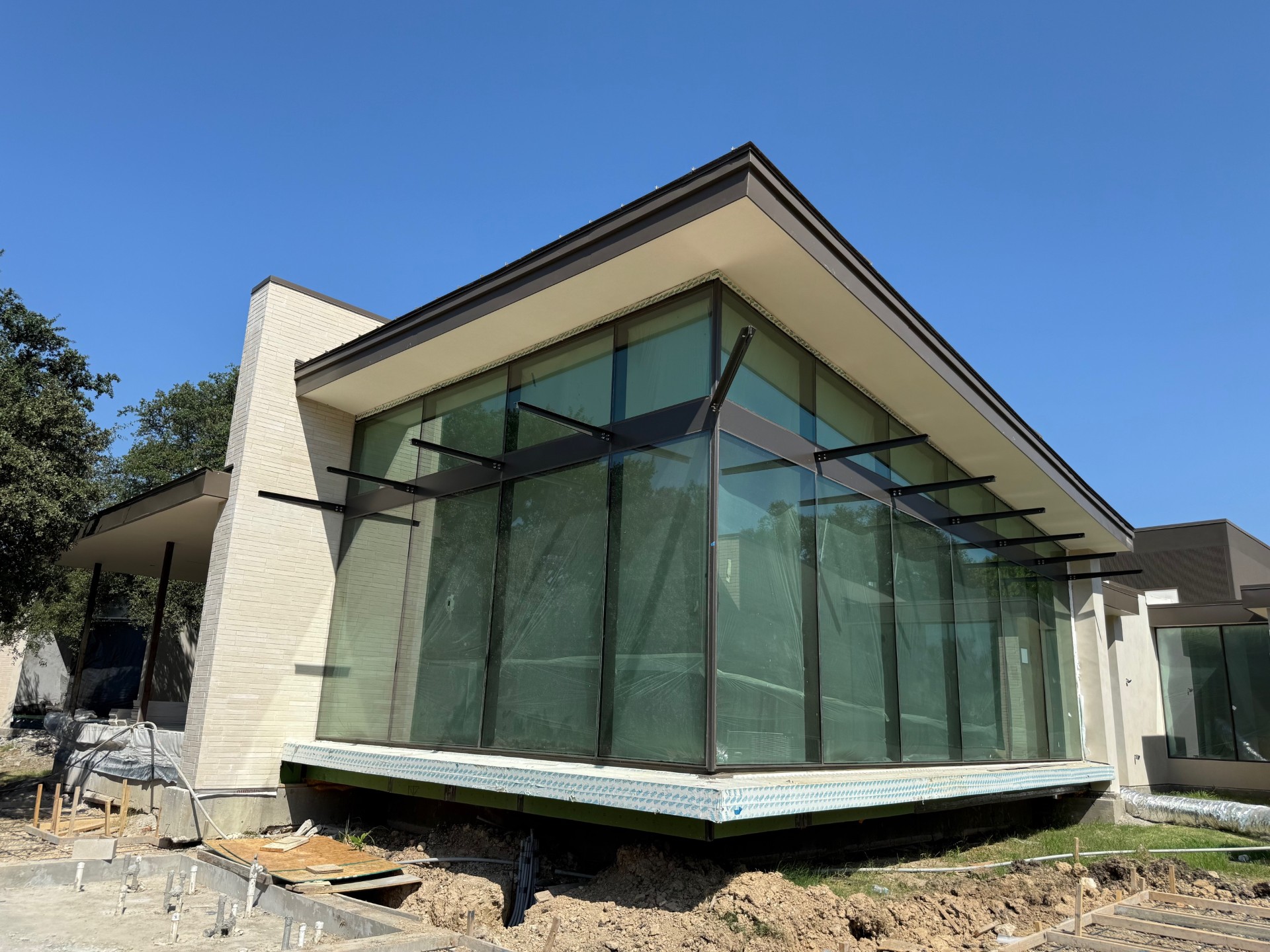 Structural glass corner wall installed by Blade Glazing LLC