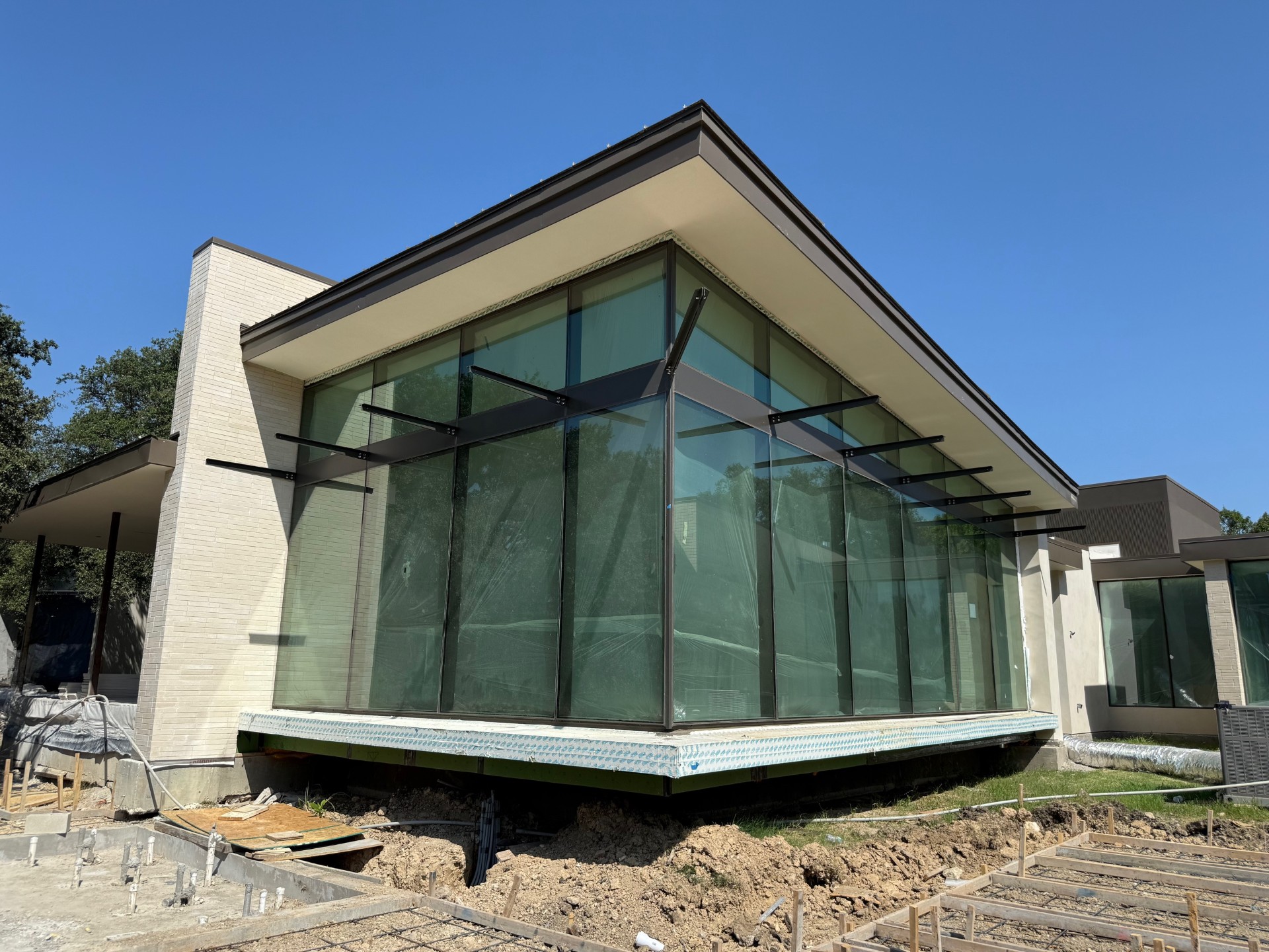 Structural glass corner on a modern home